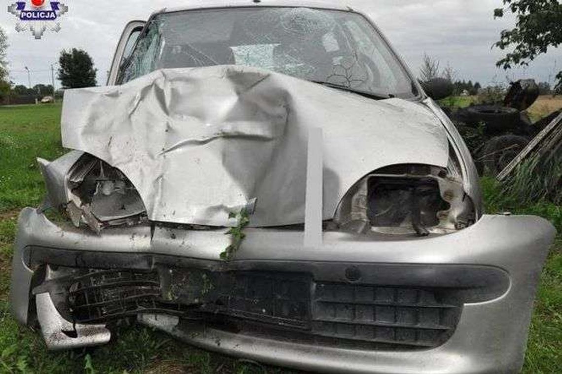 Seicento uderzyło w drzewo. 62-latka w szpitalu (zdjęcia)