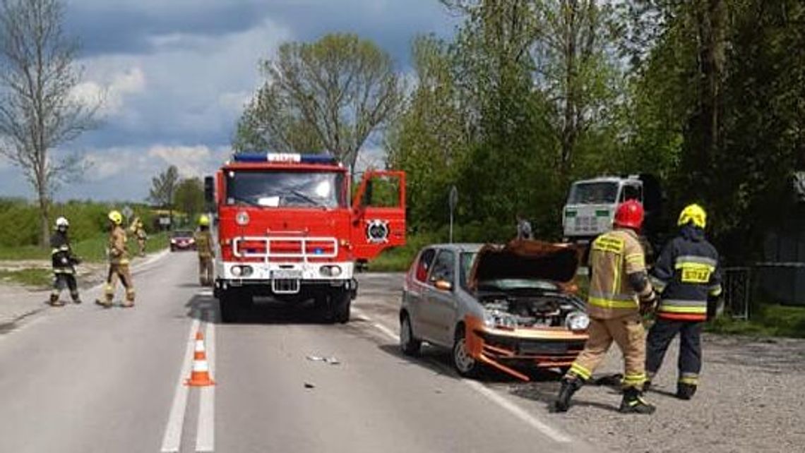 Seicento zderzyło się z motorowerem. 55-latek trafił do szpitala Seicento zderzyło się z motorowerem. 55-latek trafił do szpitala