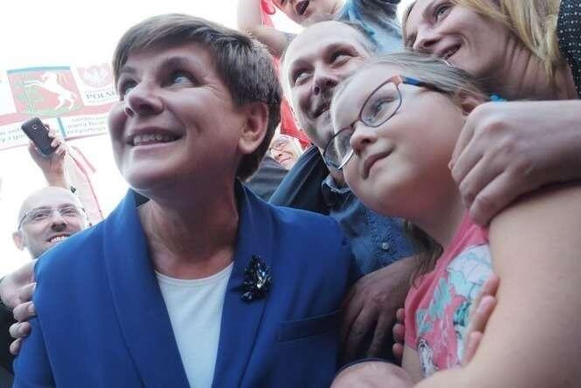 Selfie, autografy i obietnice. Beata Szydło w Lublinie (wideo)