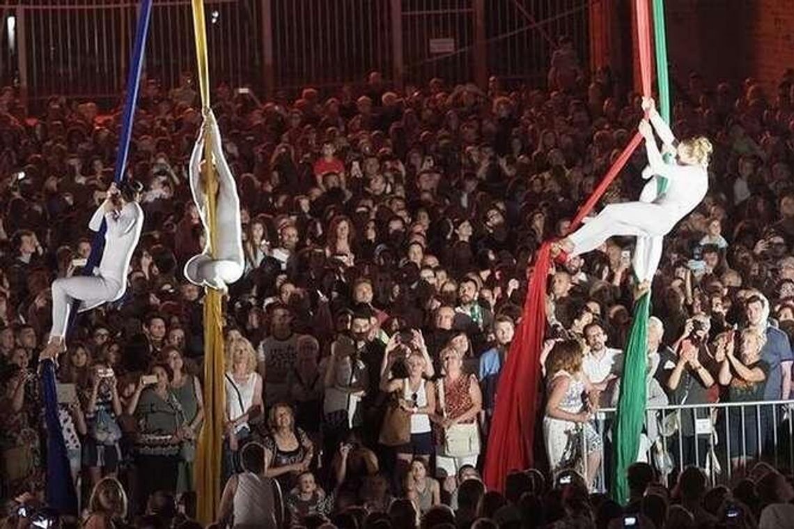 Sen o mieście. Tłumy na przedstawieniu (zdjęcia)