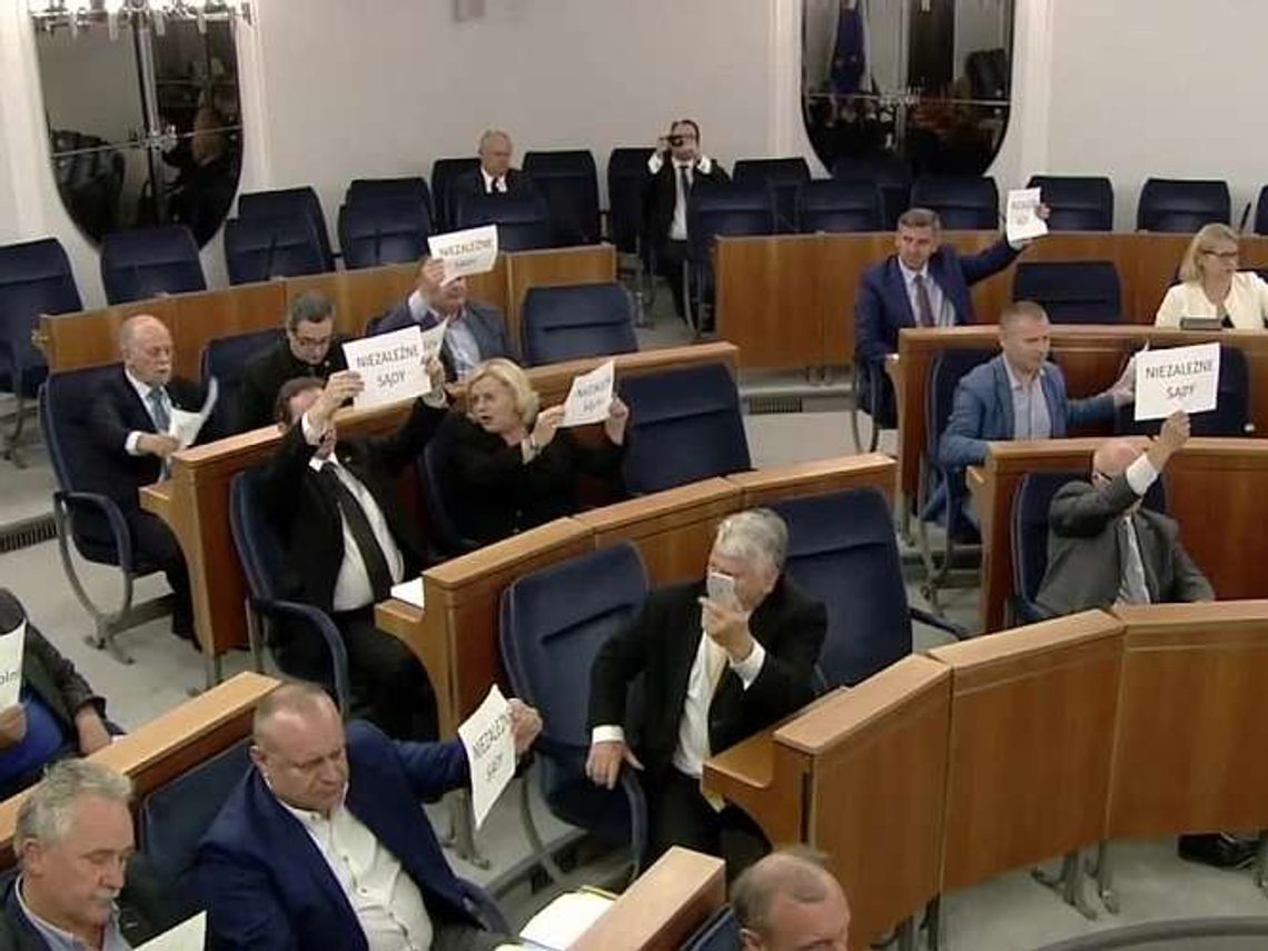 Senat przyjął w nocy ustawę o Sądzie Najwyższym. Bez żadnych poprawek Senat przyjął w nocy ustawę o Sądzie Najwyższym. Bez żadnych poprawek