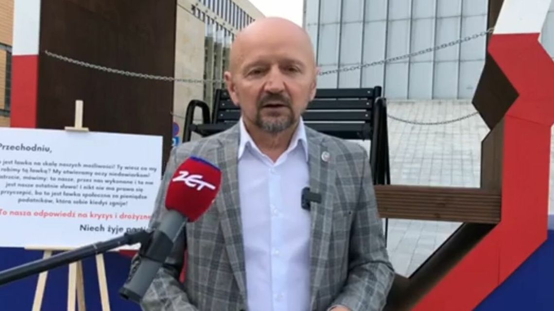 Senator obśmiał ławkę-Polskę za 100 tys. zł. Nagle z CSK ktoś wychodzi i zabiera mu tablicę