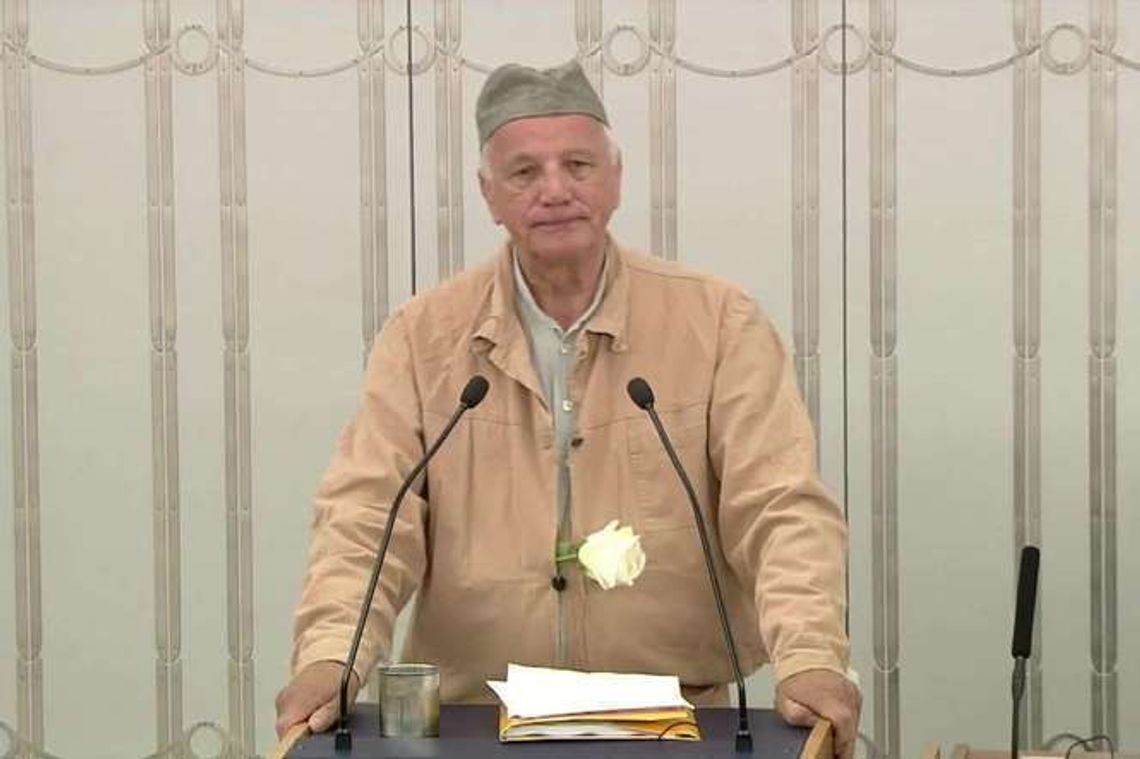 Senator PO w więziennym stroju: Czy symbolem Polski będzie drelich, czy biała róża?