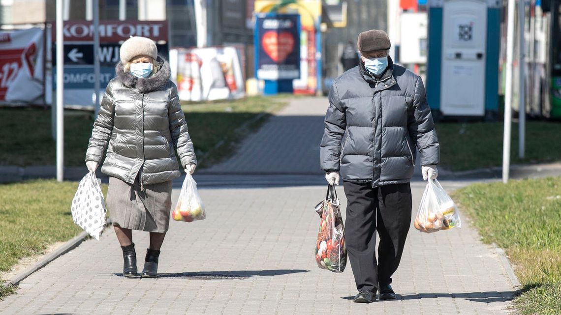Seniorzy boją się koronawirusa, ale na zakupy chodzą Seniorzy boją się koronawirusa, ale na zakupy chodzą