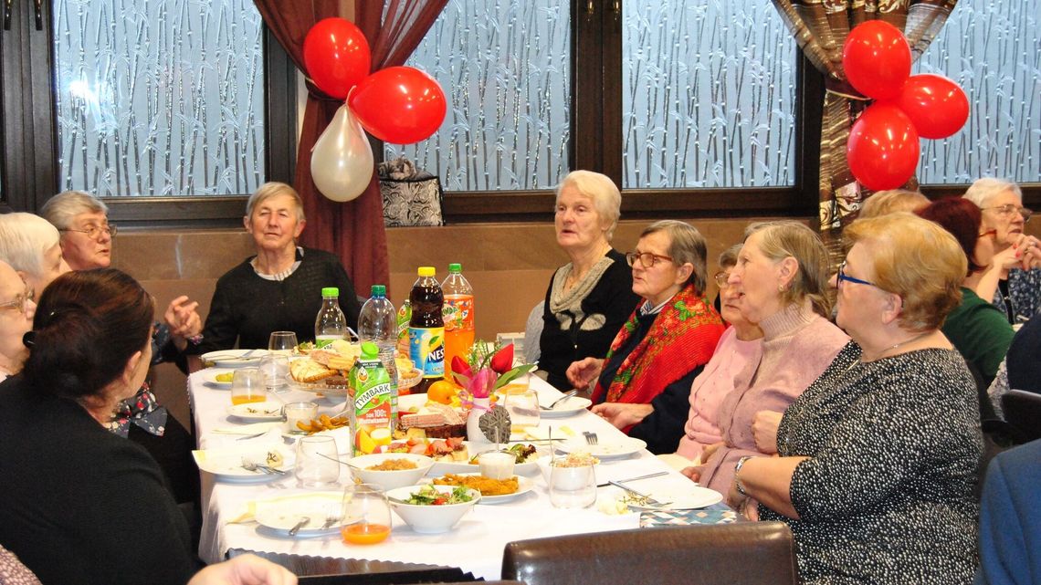 Seniorzy chcą spotykać się częściej. Kiedy nowy "plus"? Seniorzy chcą spotykać się częściej. Kiedy nowy "plus"?