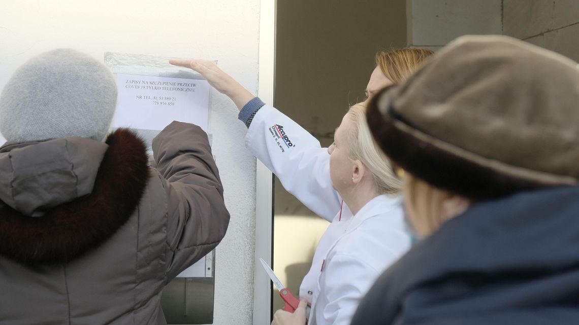 Seniorzy mają problemy z zapisaniem się na szczepienia. "Nikt nic nie wie, w końcu zrezygnowałem" Seniorzy mają problemy z zapisaniem się na szczepienia. "Nikt nic nie wie, w końcu zrezygnowałem"