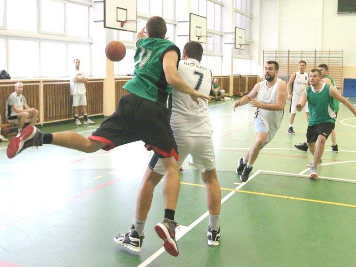 Seniorzy też grają w kosza. I to jak! Ruszyła Liga Maxi (wideo)