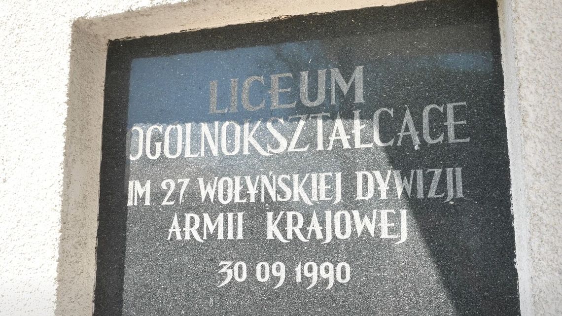 Seniorzy zamiast uczniów? Kolejna odsłona sporu wokół liceum mundurowego w Dubience