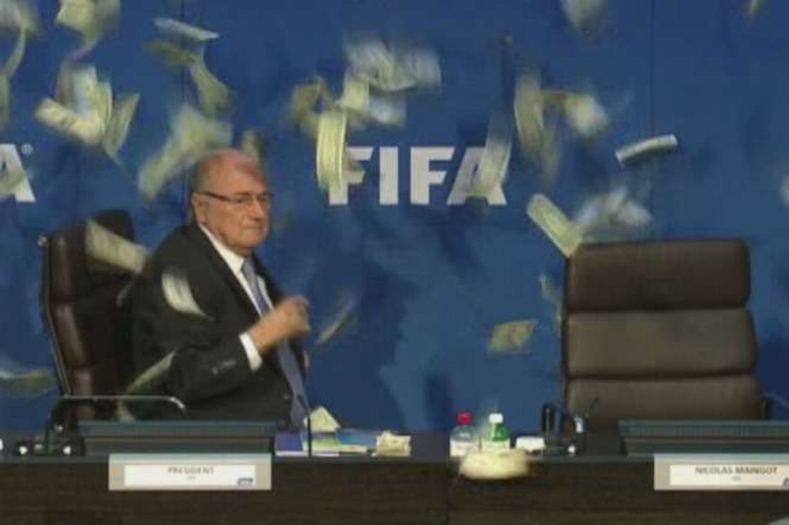 Sepp Blatter obrzucony banknotami podczas konferencji prasowej