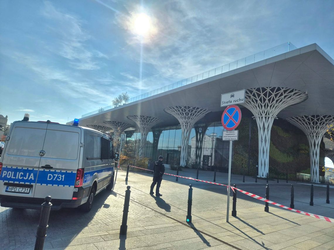 Seria alarmów bombowych w Lublinie. Szkoły i Dworzec Lublin pod kontrolą policji Seria alarmów bombowych w Lublinie. Szkoły i Dworzec Lublin pod kontrolą policji