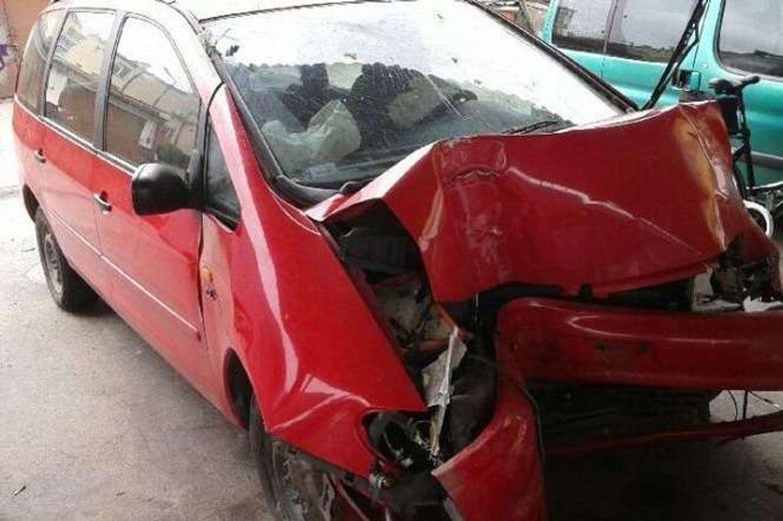 Serokomla: Zjechał z drogi i uderzył w drzewo. Zginął na miejscu