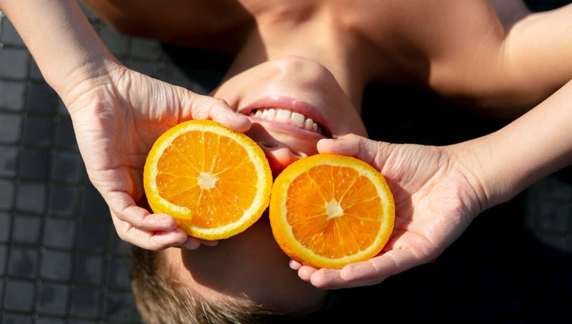 Serum z witaminą C – jak je wybierać i stosować z sensem