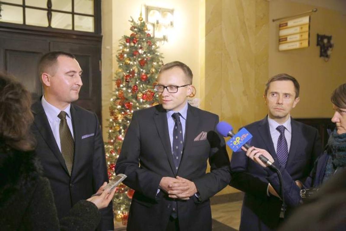 Sesja w Lublinie zamiast marszu w Warszawie. Radni PiS odpowiadają Sesja w Lublinie zamiast marszu w Warszawie. Radni PiS odpowiadają