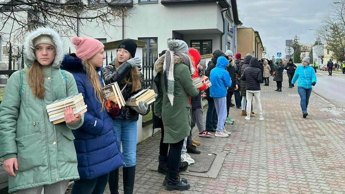 Setki rąk do pracy. Mieszkańcy Hrubieszowa sami przeprowadzili swoją bibliotekę. Zdjęcia