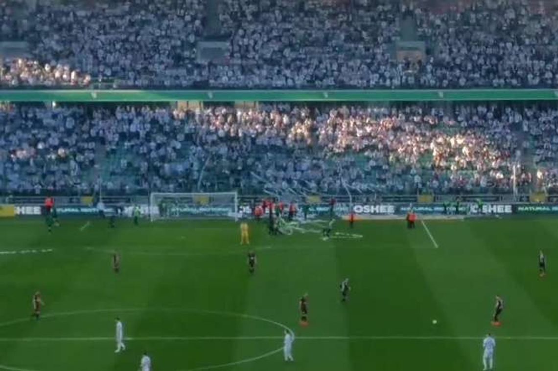 Setki serpentyn na murawie. Kibice opóźnili rozpoczęcie meczów 30. kolejki ekstraklasy Setki serpentyn na murawie. Kibice opóźnili rozpoczęcie meczów 30. kolejki ekstraklasy