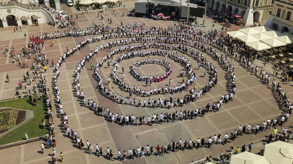 Setki uczniów na Rynku w Zamościu. Niezwykły taniec [zdjęcia z drona]