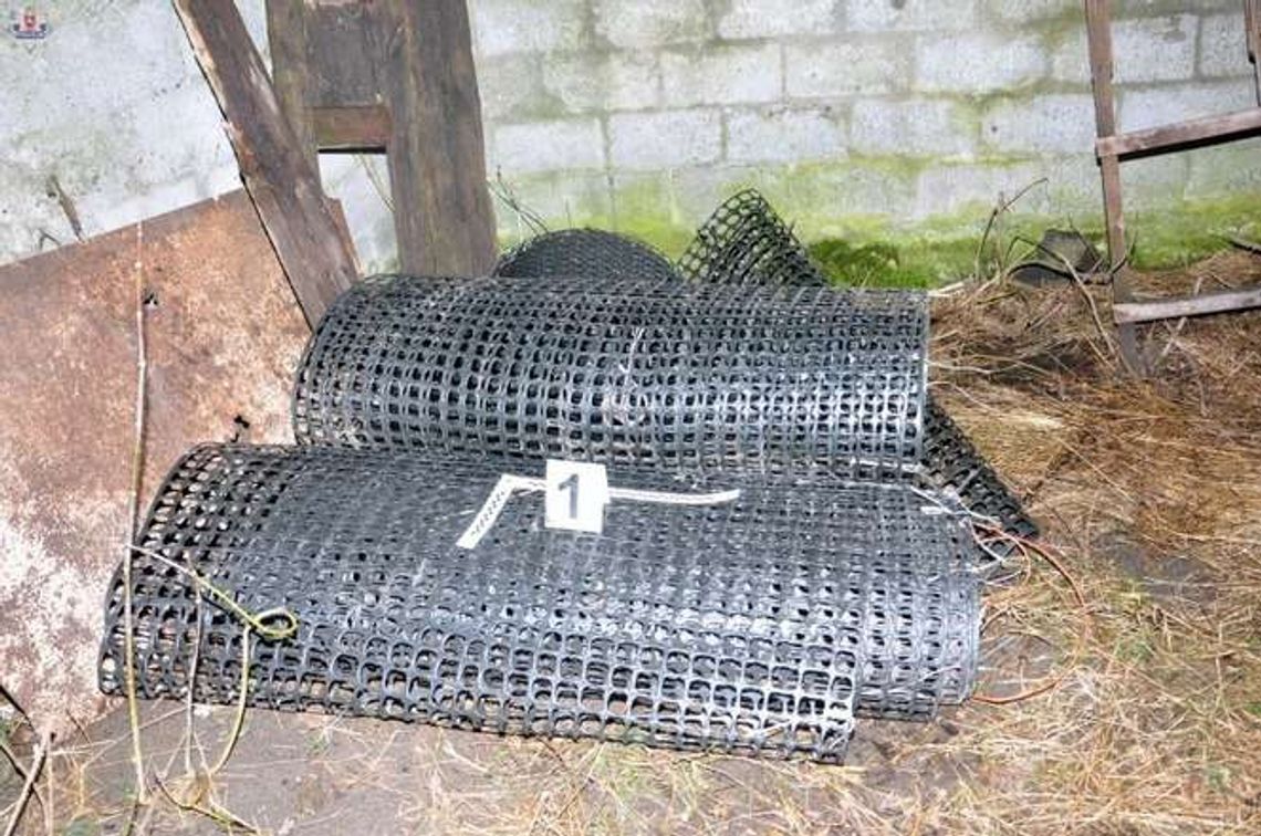 Siatka w poprzek drogi krajowej. Samochód uderzył w barykadę