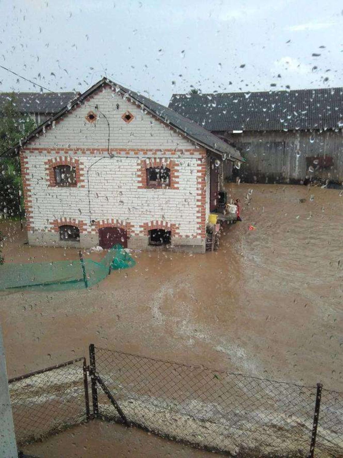 Siedliska po burzy. Zalane drogi i posesje (wideo, zdjęcia)