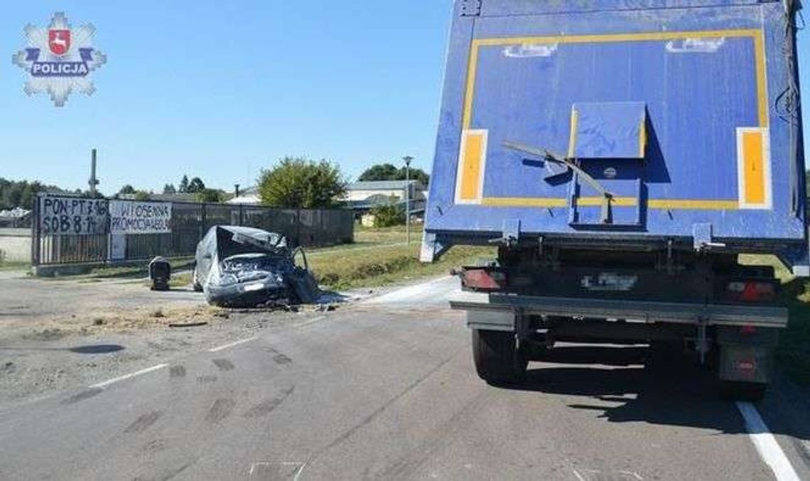Siedliszcze: Ciężarówka wjeżdżała na posesję i zderzyła się ze skodą Siedliszcze: Ciężarówka wjeżdżała na posesję i zderzyła się ze skodą