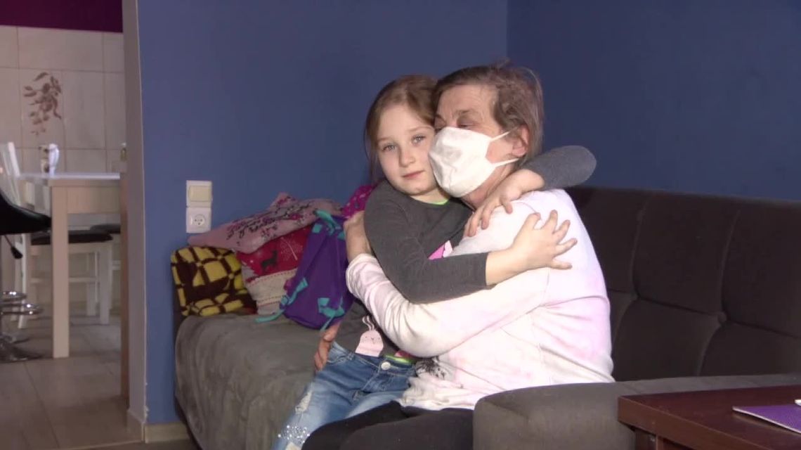 Siedmioletnia Amelka poprosiła o pomoc podczas zdalnej lekcji. "Babcia upadła i rozbiła głowę" Siedmioletnia Amelka poprosiła o pomoc podczas zdalnej lekcji. "Babcia upadła i rozbiła głowę"