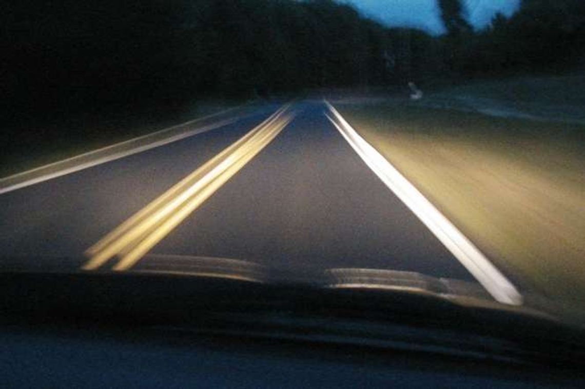 Siedział na jezdni, zginął pod kołami auta