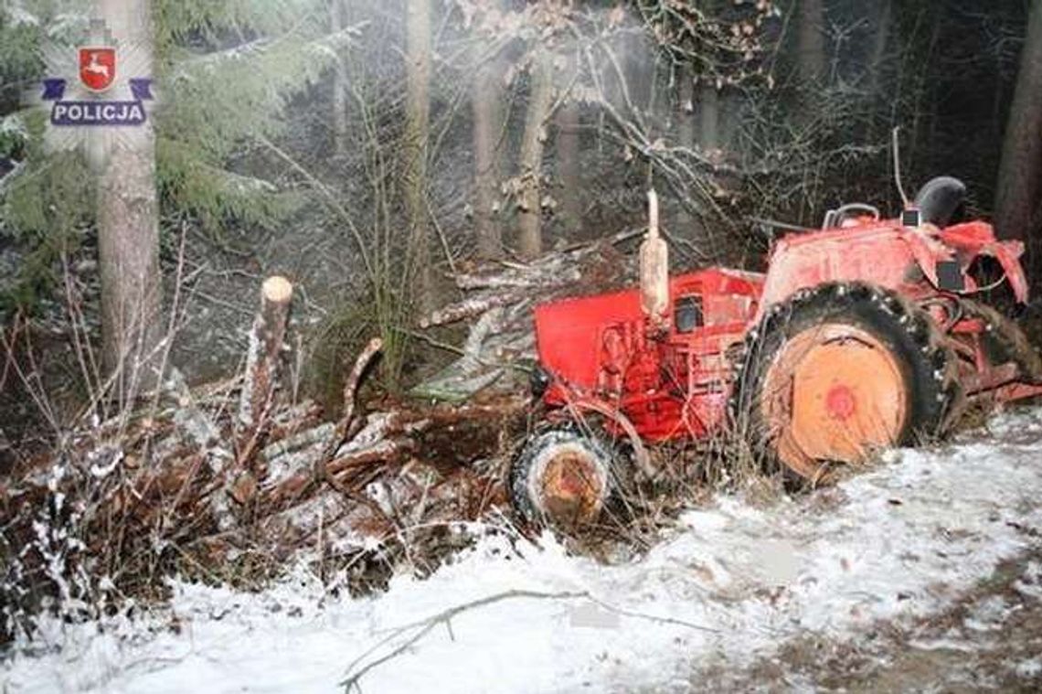 Siedział na wozie ciągniętym przez traktor, zginął przygnieciony drzewem