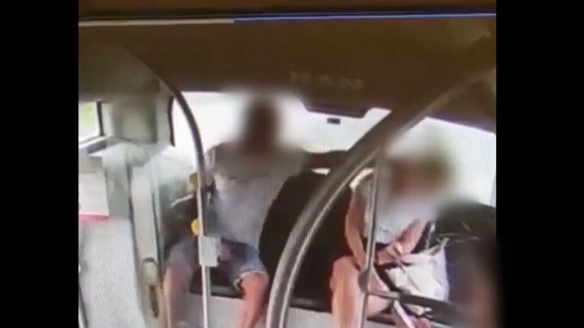 Siedziała spokojnie w miejskim autobusie i nagle dostała w twarz. Jest nagranie Siedziała spokojnie w miejskim autobusie i nagle dostała w twarz. Jest nagranie