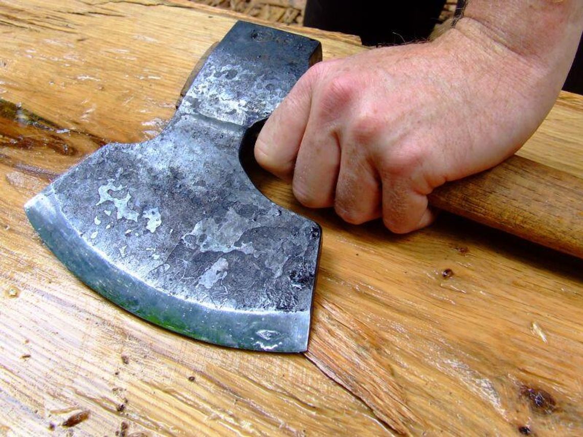 Siekierą porąbali samochód, chcieli też odciąć rękę Siekierą porąbali samochód, chcieli też odciąć rękę