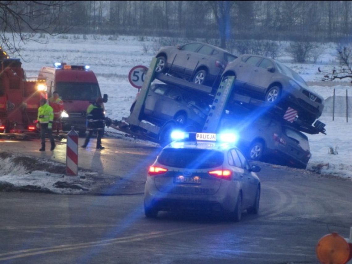 Sielce: Ciężarówka przewożąca samochody wpadła do rowu 