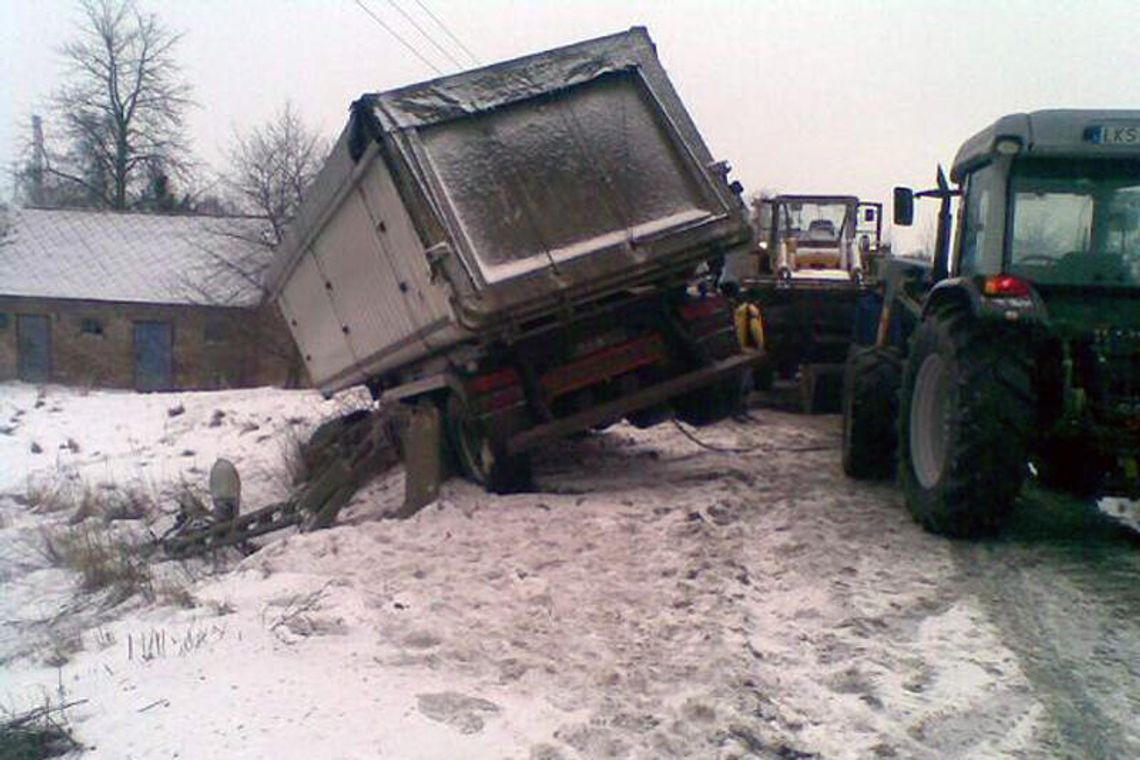 Siennica Nadolna: Ciężarówka wpadła do rowu i uderzyła w słup
