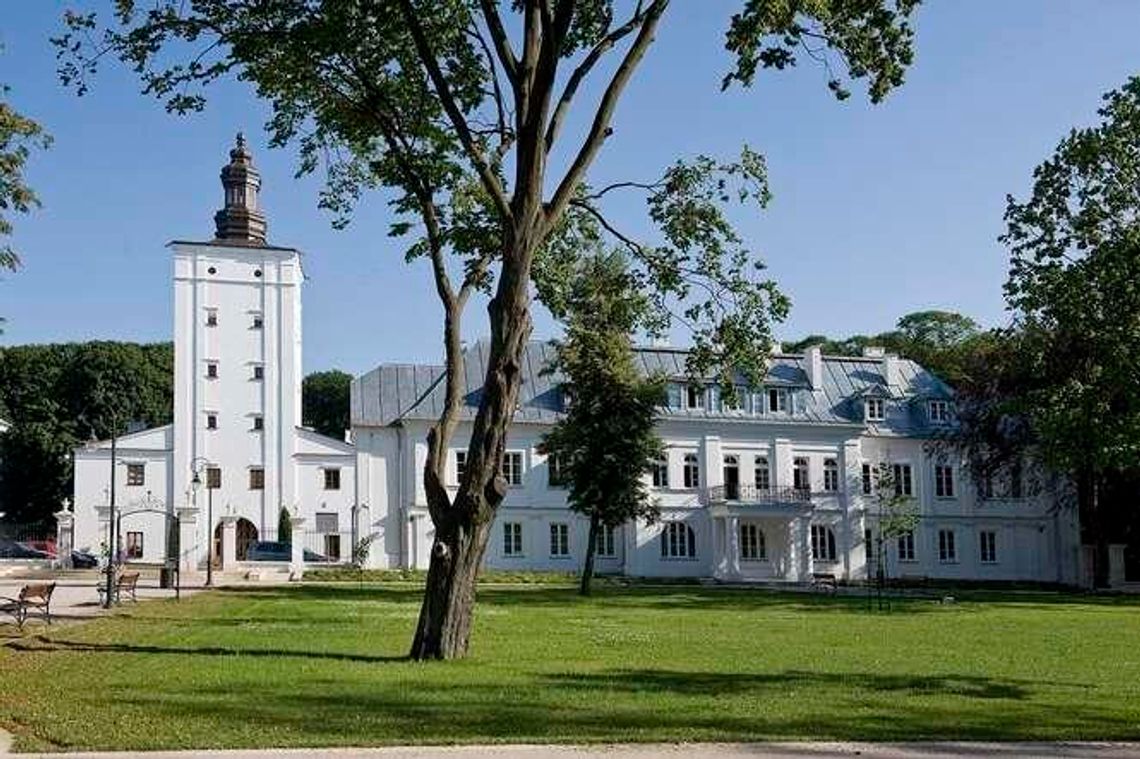 Sierpniowe kino w Parku Radziwiłłowskim: Filmy, leżaki i koktajle 