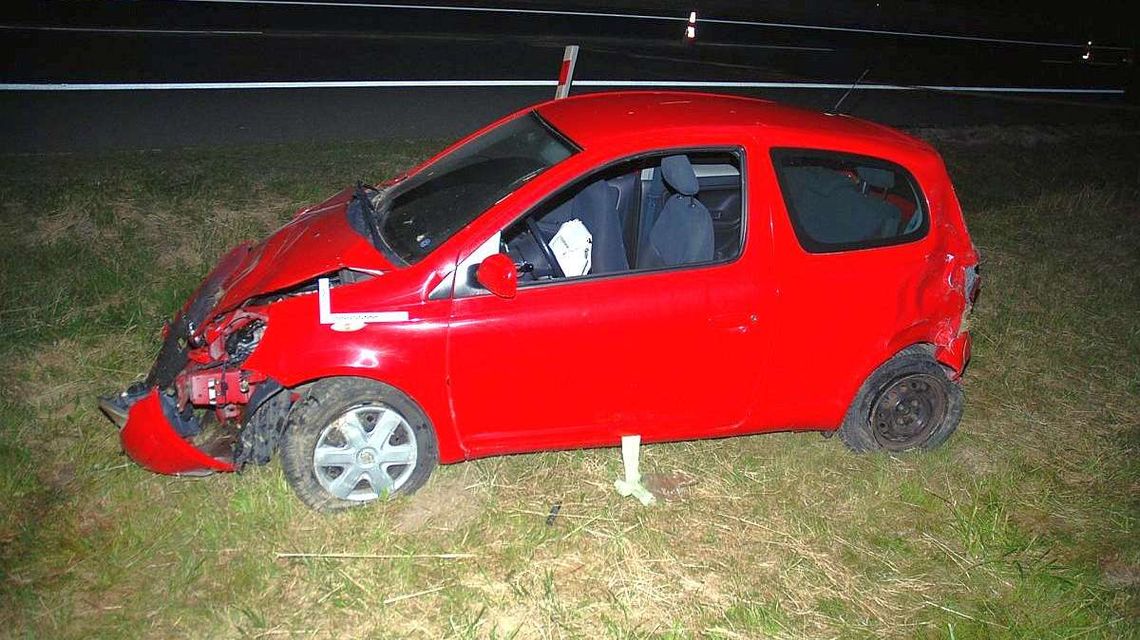 Siła uderzenia wyrzuciła ją z samochodu. Nie miała zapiętych pasów