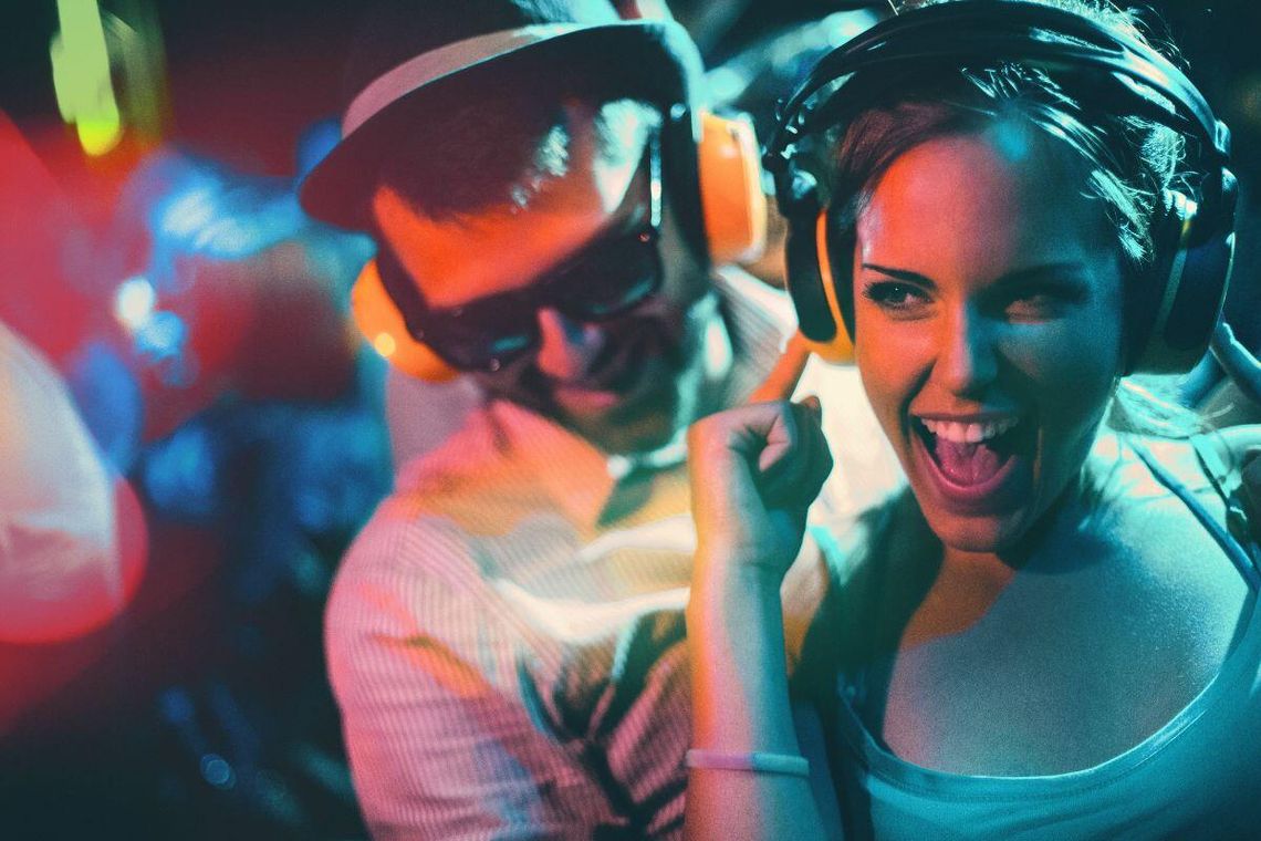 Silent disco - czym jest cicha dyskoteka i jak ją zorganizować na własnym evencie? silent disco