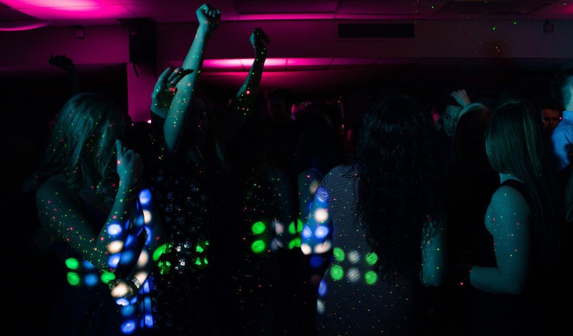 Silent disco - jak zorganizować imprezę w słuchawkach i na co zwrócić uwagę? silent disco