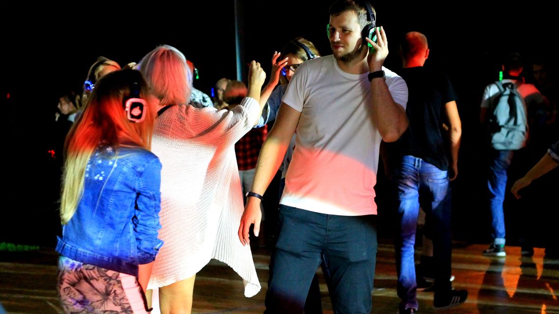 Silent disco w Marinie Puławy. Wszyscy imprezowicze w słuchawkach Silent disco w Marinie Puławy. Wszyscy imprezowicze w słuchawkach