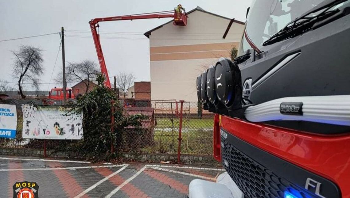 Silny wiatr w Lubelskiem. Uszkodzone dachy, zerwane linie energetyczne i powalone drzewa Silny wiatr w Lubelskiem. Uszkodzone dachy, zerwane linie energetyczne i powalone drzewa