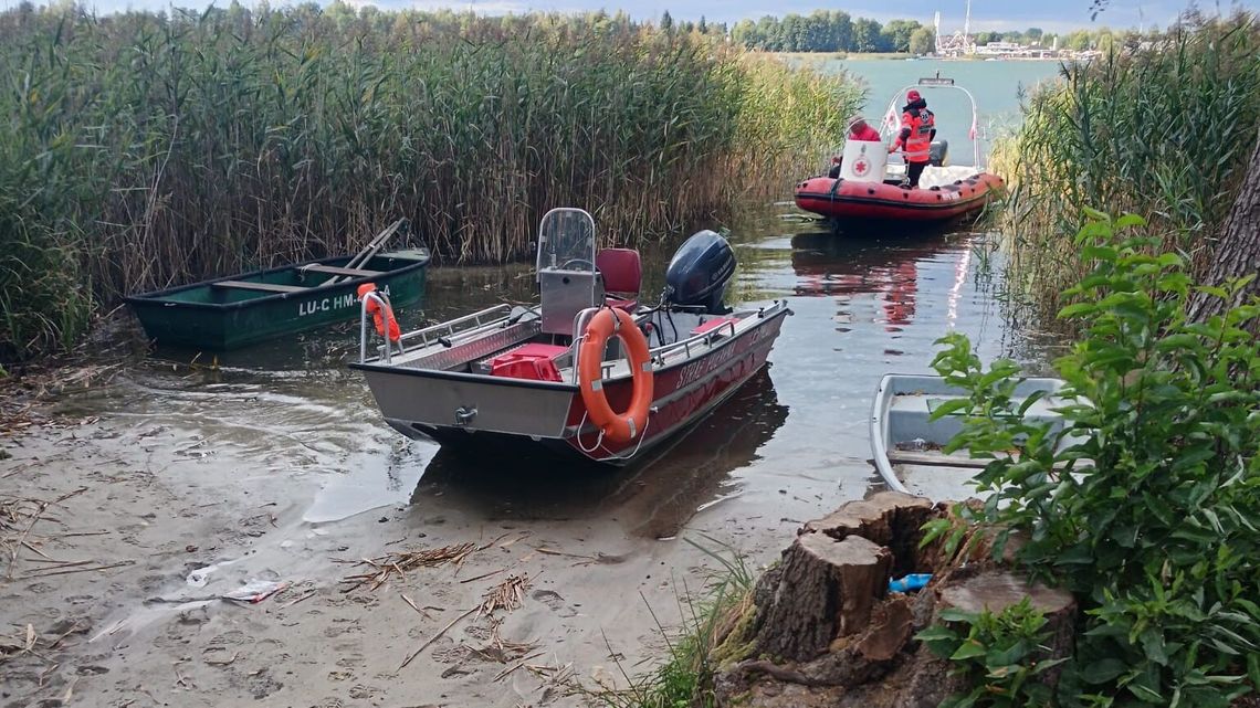 Silny wiatr wywrócił żaglówkę z nastolatkami. Szybka akcja na Jeziorze Białym 