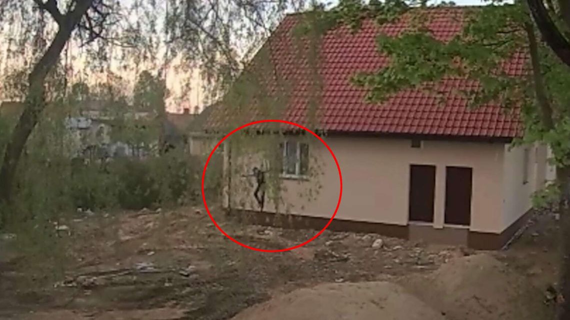 Skacze z okna i odjeżdża, wszystko nagrała kamera. Kto podpalił przedszkole? [wideo]