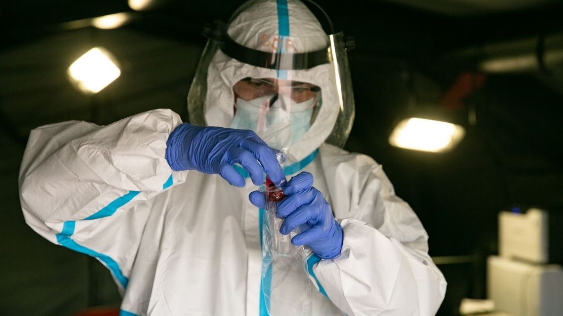 Skąd mniejsza liczba nowych zakażeń? Lekarz rodzinny: są osoby, które unikają testów