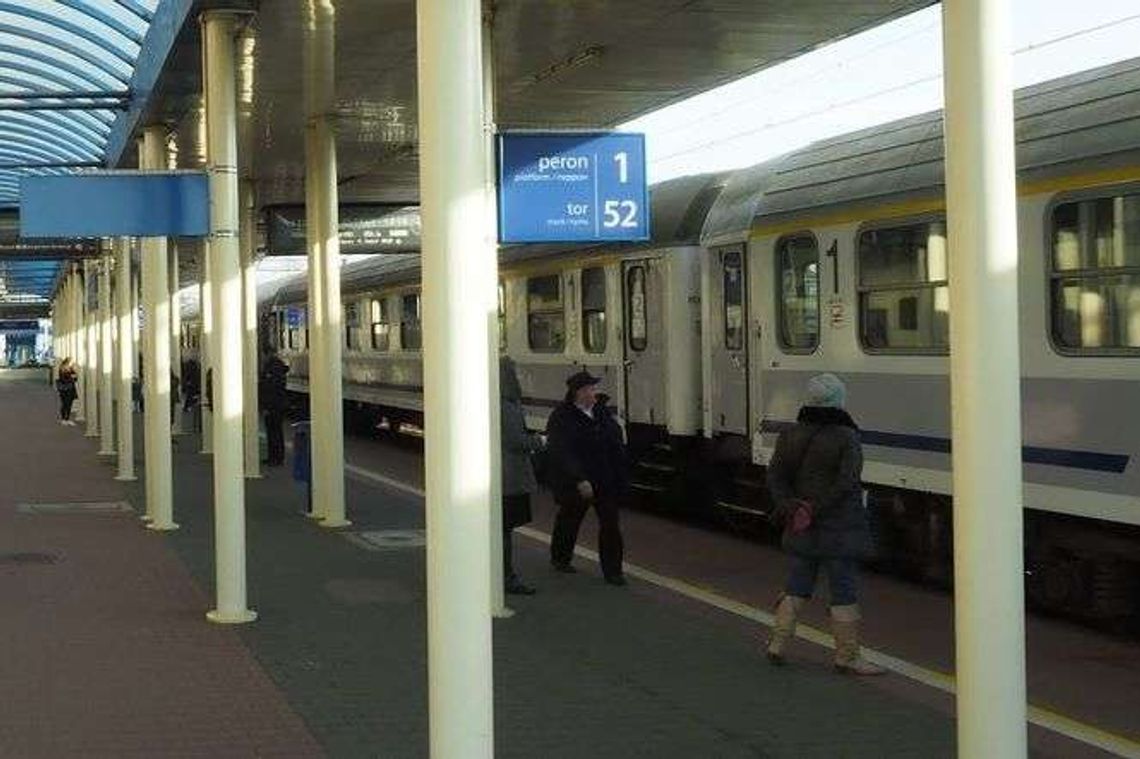 Skandal na kolei. Wieźli ludzi jak bydło