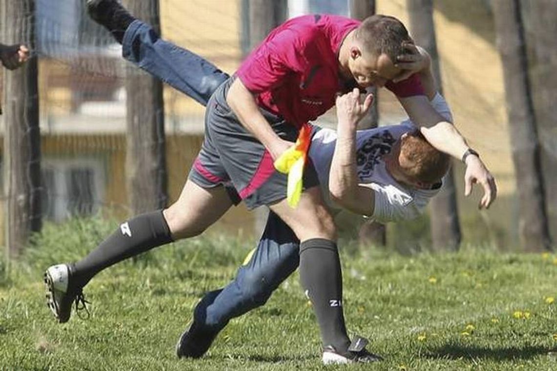 Skandal na meczu. Pijany kibic zaatakował arbitra (zdjęcia)