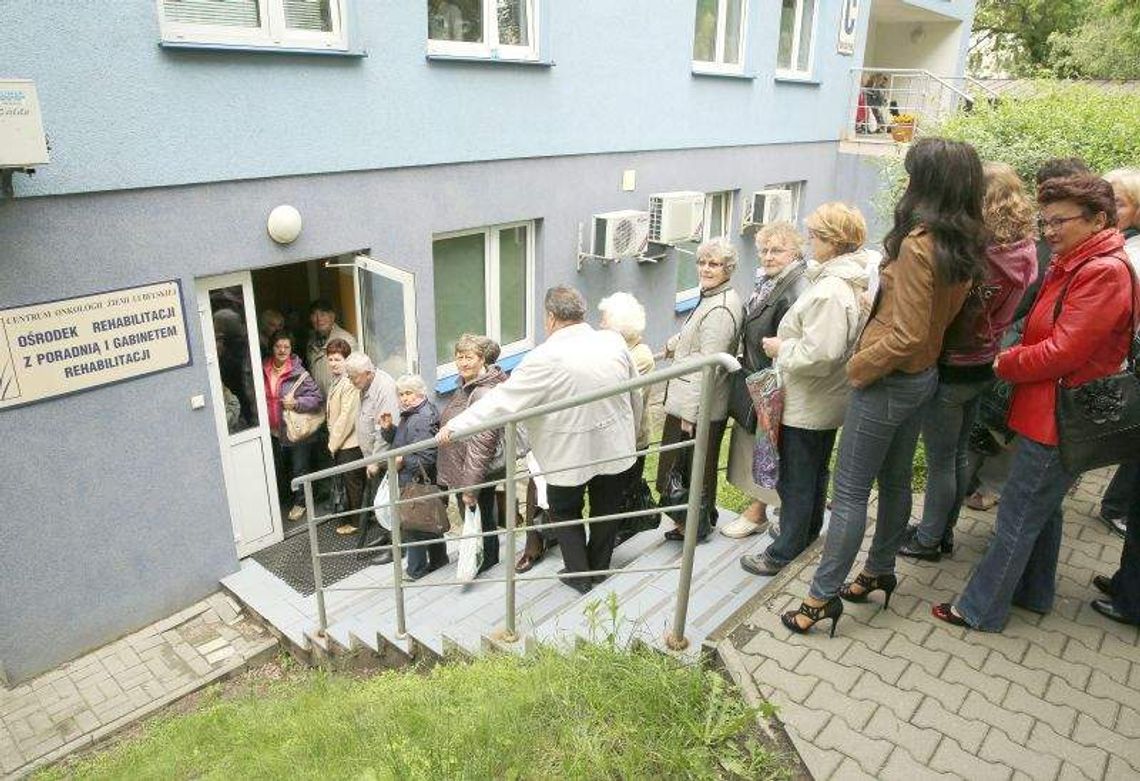 Skandal. Pacjenci stali w kolejkach od 3 nad ranem Skandal. Pacjenci stali w kolejkach od 3 nad ranem