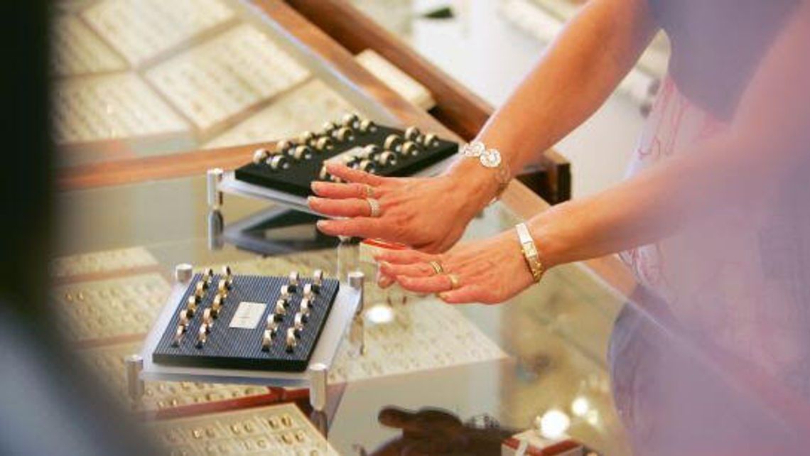 Skandal u jubilera w Lublinie. Pracownica wymieniała brylanty w pierścionkach na cyrkonie