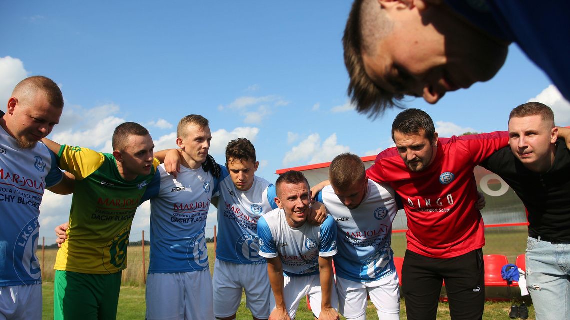 Skandal w Rykach. Kibic wbiegł na boisko i uderzył zawodnika drużyny ze Stróży