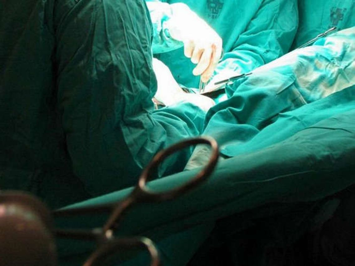 Skandal w szpitalu w Tomaszowie. Ordynator ciął pacjentów, nastoletni syn zszywał