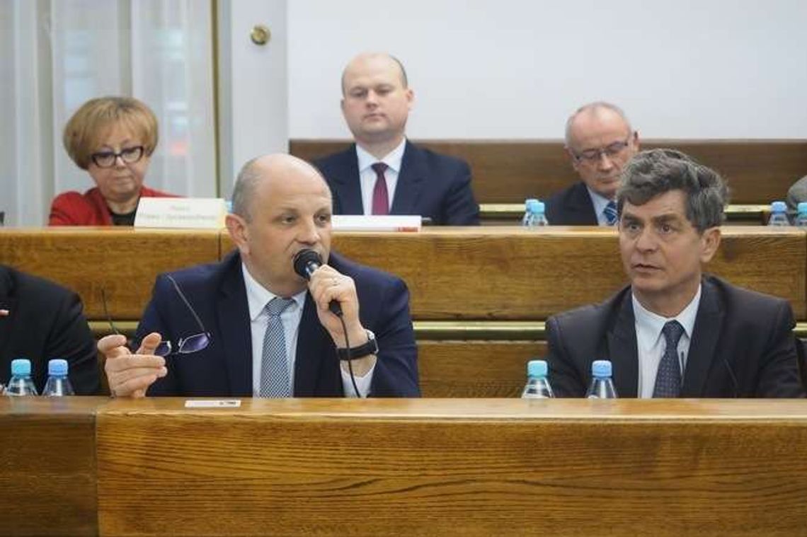 „Skandaliczna, antypolska”. Radni PiS chcieli potępienia rezolucji PE