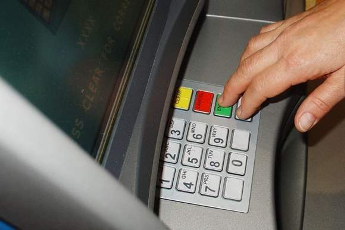 Skanują w bankomatach w Lublinie, wypłacają w Peru. To skimming