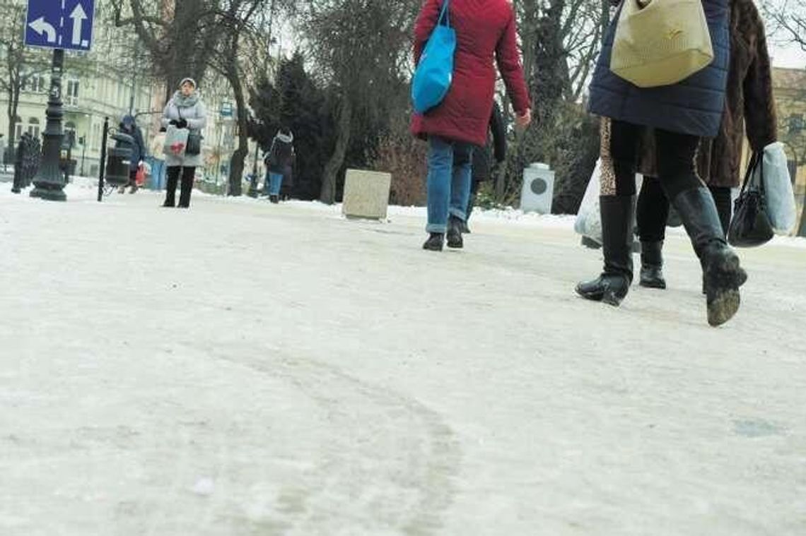 Skargi na śliskie chodniki w Lublinie. "Kilka razy zgłaszaliśmy do Straży Miejskiej, nic to nie dało" Skargi na śliskie chodniki w Lublinie. "Kilka razy zgłaszaliśmy do Straży Miejskiej, nic to nie dało"