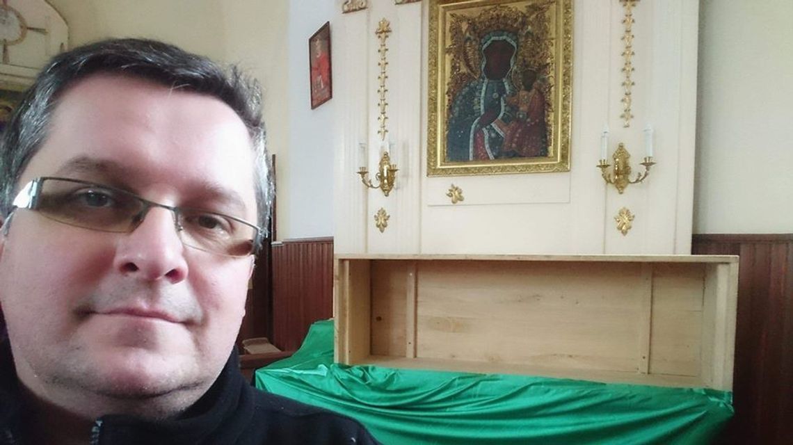 Skarpety od księdza pokochali ludzie z całej Polski. "Najtrudniejsze jest wyrobić piętę"