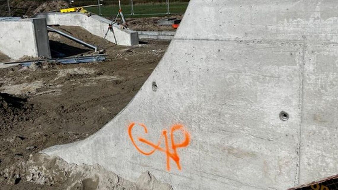 Skatepark jeszcze nie powstał, a wandale już go niszczą